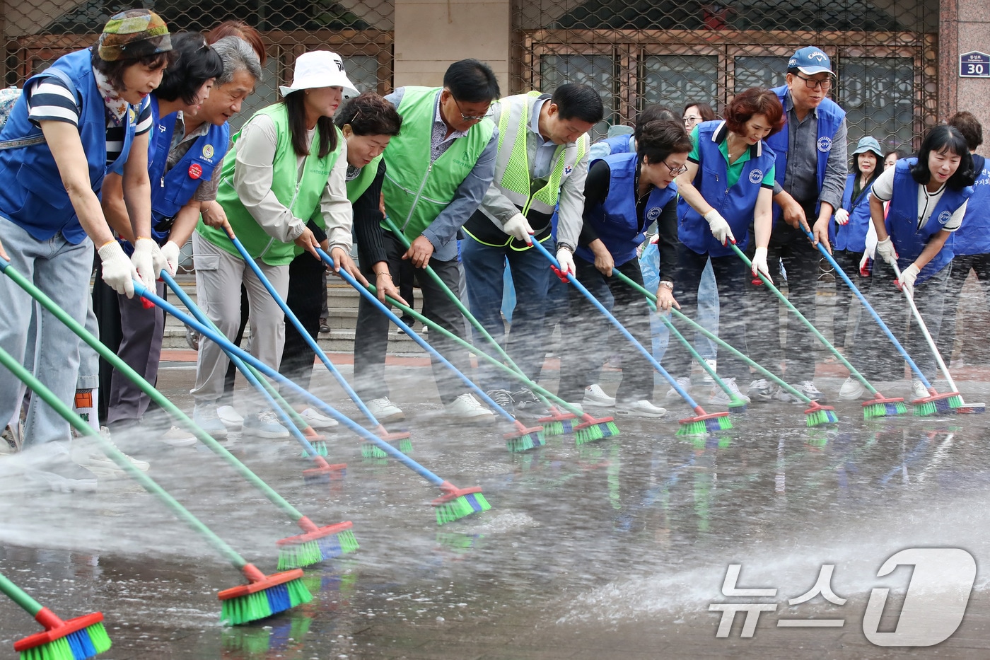 23일 오전 대구 중구 동성로에서 류규하 중구청장과 중구 국민운동단체 회원 100여명이 '추석맞이 합동 대청소'를 하고 있다. 2025.9.24/뉴스1 ⓒ News1 공정식 기자