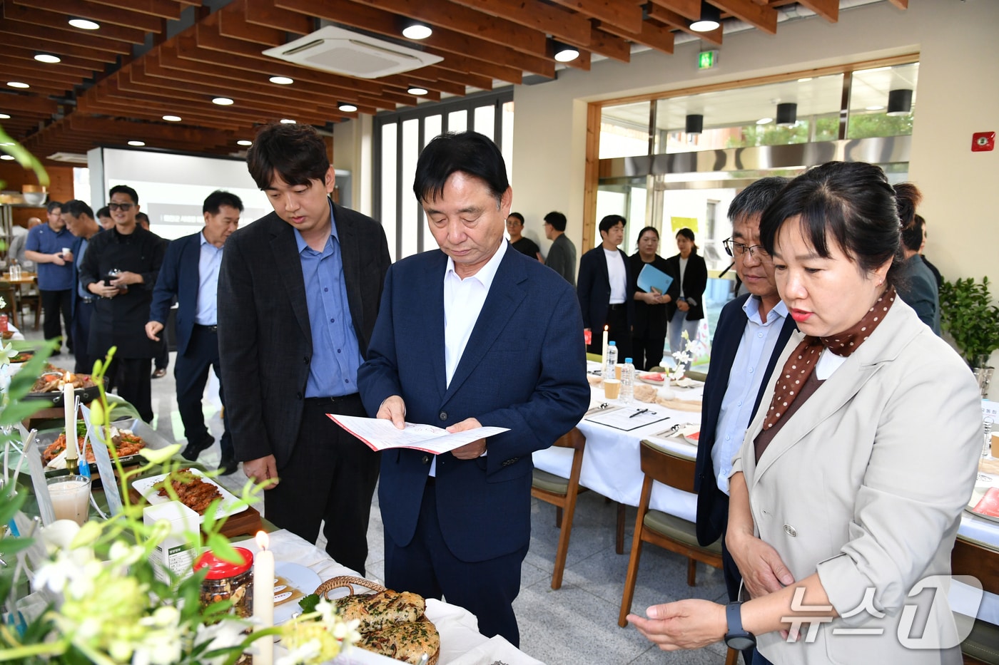 강원 화천군 사내면 음식점들이 참여한 신메뉴 및 식가공품 개발 지원사업 시식 품평회가 지난 23일 사내면 힐링센터에서 열렸다. (화천군 제공, 재판매 및 DB금지)