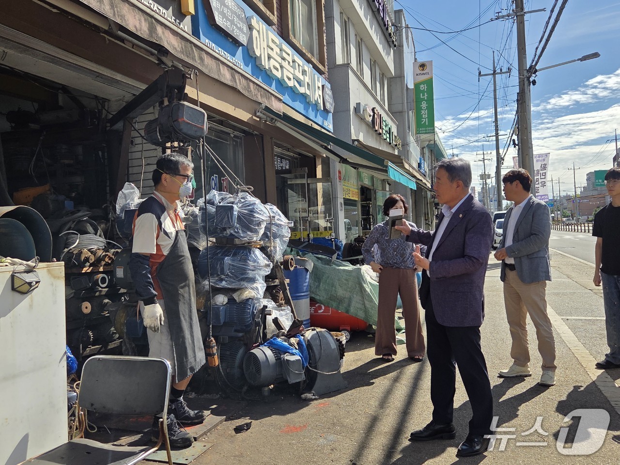 김충영 익산시의원이 평화동·인화동 일대 상가를 찾아 침수 현장을 점검하고 있다.&#40;익산시의회 제공. 재판매 및 DB 금지&#41;