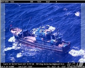 우리측 서해해역에서 조업중인 중국어선의 모습.(서해해경청 제공) 2025.9.24