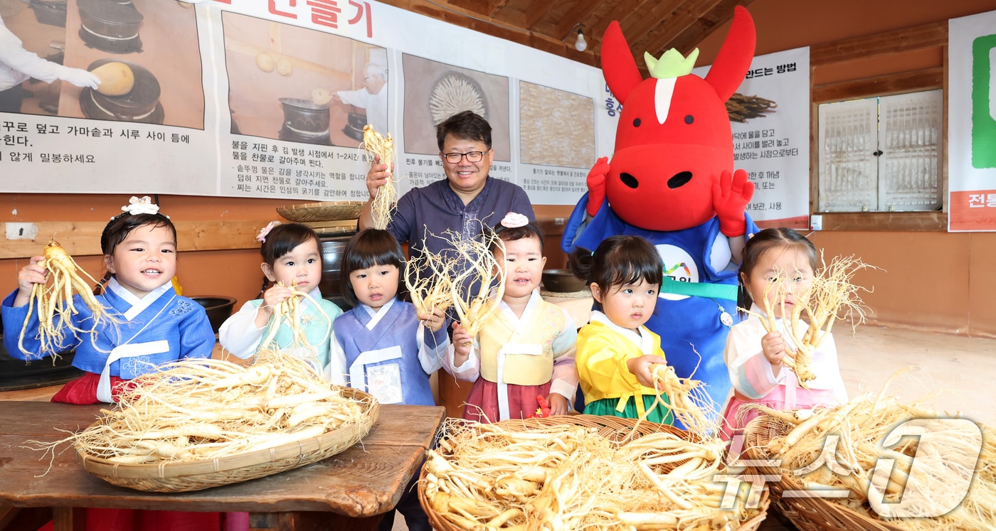 2025 진안 홍삼축제를 이틀 앞둔 24일 전북 진안군 마이산 북부 일원에서 사전 체험을 나선 어린이들이 수삼을 만져보고 있다. 2025.9.24 ⓒ 뉴스1 유경석 기자