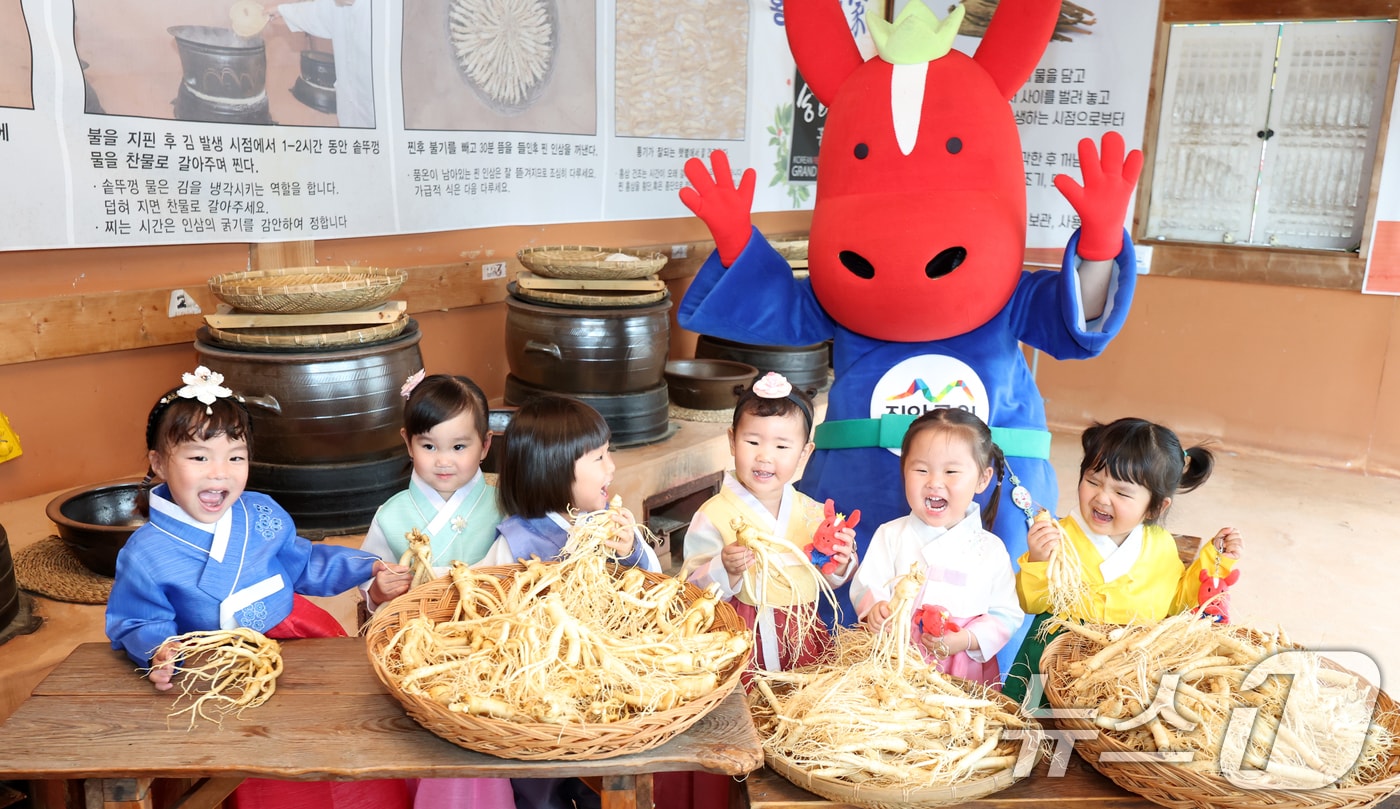 2025 진안 홍삼축제를 이틀 앞둔 24일 전북 진안군 마이산 북부 일원에서 사전 체험을 나선 어린이들이 수삼을 만져보고 있다. 2025.9.24/뉴스1 ⓒ News1 유경석 기자