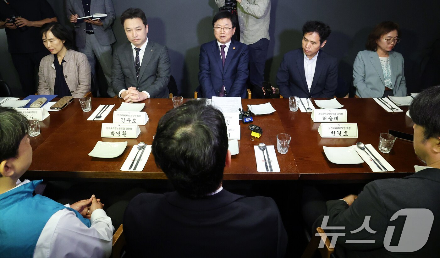 최교진 사회부총리 겸 교육부 장관이 지난 9월 24일 서울 여의도의 한 식당에서 열린 교원노조 및 교원단체 오찬 간담회에서 모두발언을 하고 있다.  2025.9.24/뉴스1 ⓒ News1 오대일 기자