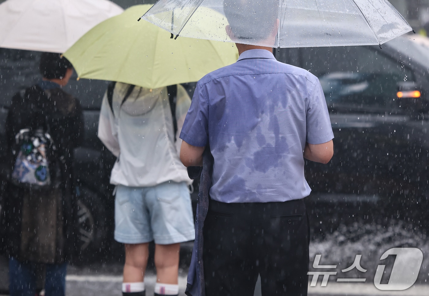 가을비가 내리는 서울 종로구 광화문네거리에서 우산을 쓴 시민들이 발걸음을 재촉하고 있다. 2025.9.24/뉴스1 ⓒ News1 김도우 기자