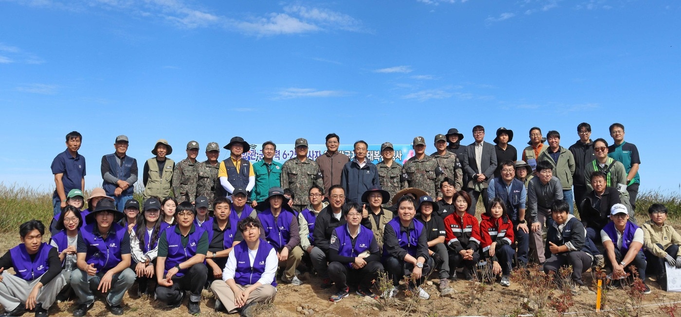 23일 양구군 민통선 내 6·25 전사자 유해 발굴지에서 'DMZ 산림 훼손지 복원 행사'에 참여한 효성그룹 임직원과 이건종 효성화학(주) 대표, 임영석 국립수목원장, 남진오 육군 제21사단장, 서흥원 양구군수 등 인사들이 기념사진을 찍고 있다(효성 제공). ⓒ 뉴스1