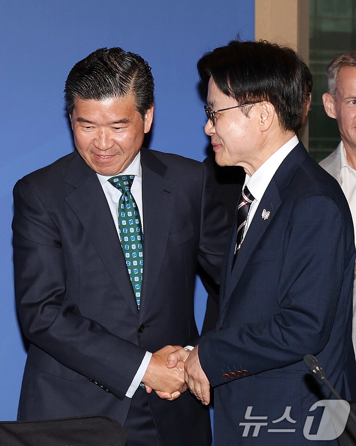 김정관 산업부 장관이 24일 서울 종로구 포시즌스호텔에서 열린 주한외국상공회의소 간담회에서 제임스 김 주한미국상공회의소(암참) 회장과 인사를 나누고 있다. 2025.9.24/뉴스1 ⓒ News1 박지혜 기자