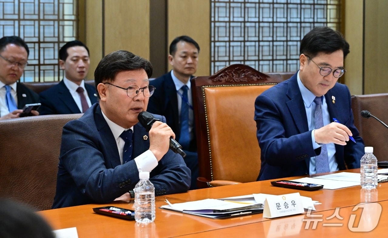 24일 문승우 전북도의장이 우원식 국회의장에게 전북 발전을위한 입법 노력을 건의하고 있다.(의회제공. 재판매 및 DB금지)2025.9.24/뉴스1