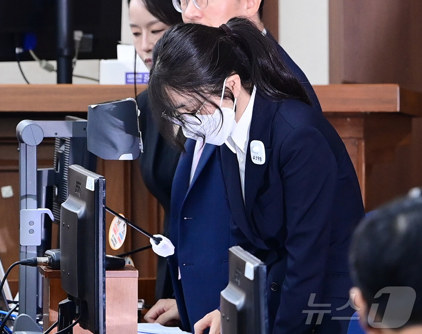 도이치모터스 주가조작과 명태균 공천개입, 통일교 청탁·뇌물 수수 의혹 혐의 등으로 구속기소 된 윤석열 전 대통령 부인 김건희 여사가 지난 9월 24일 서울 서초구 서울중앙지방법원에서 열린 첫 재판에 출석하고 있다. 2025.9.24/뉴스1 ⓒ News1 사진공동취재단