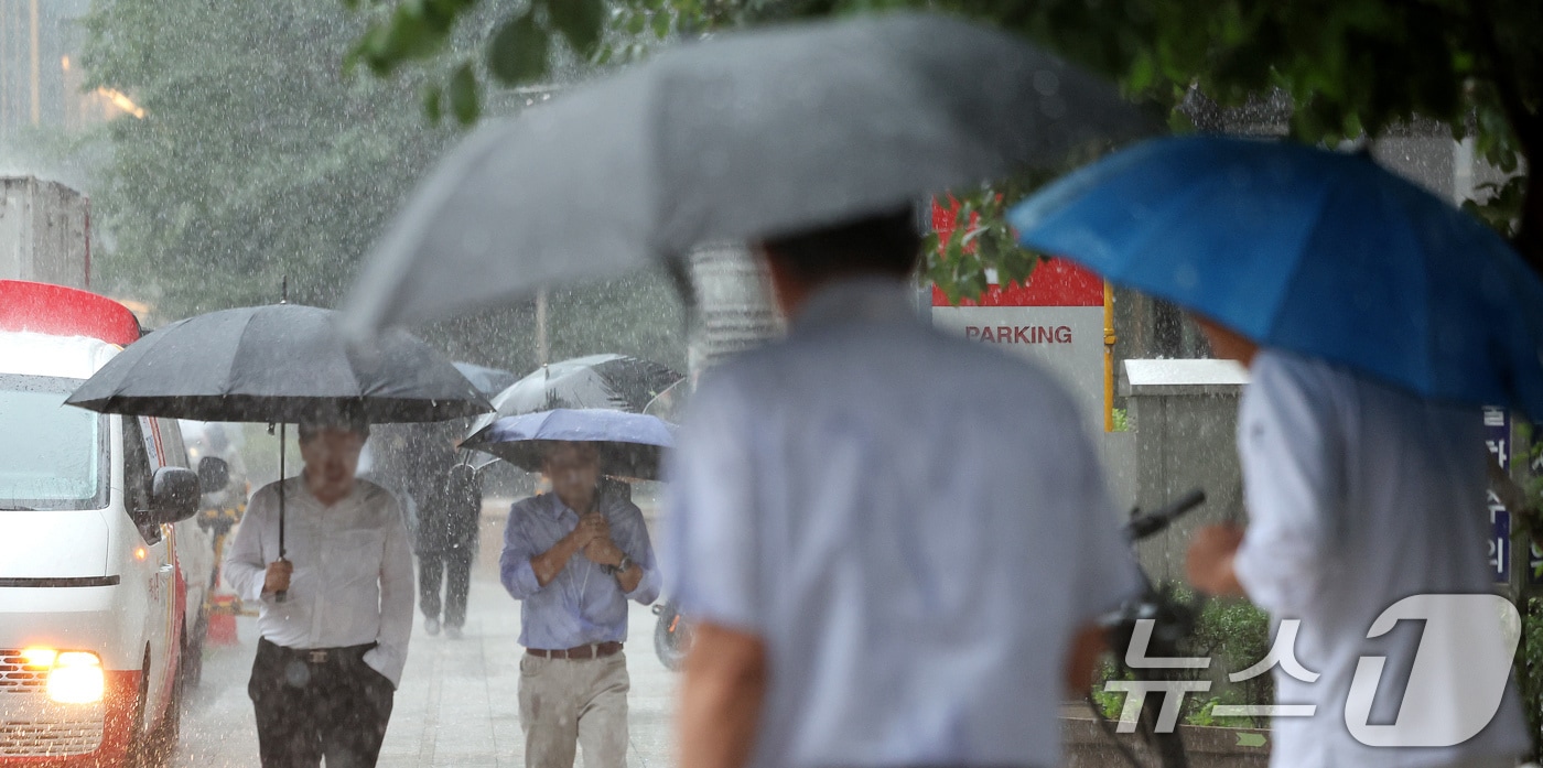 우산을 쓴 시민들이 발걸음을 옮기고 있다. 2025.9.24/뉴스1 ⓒ News1 이호윤