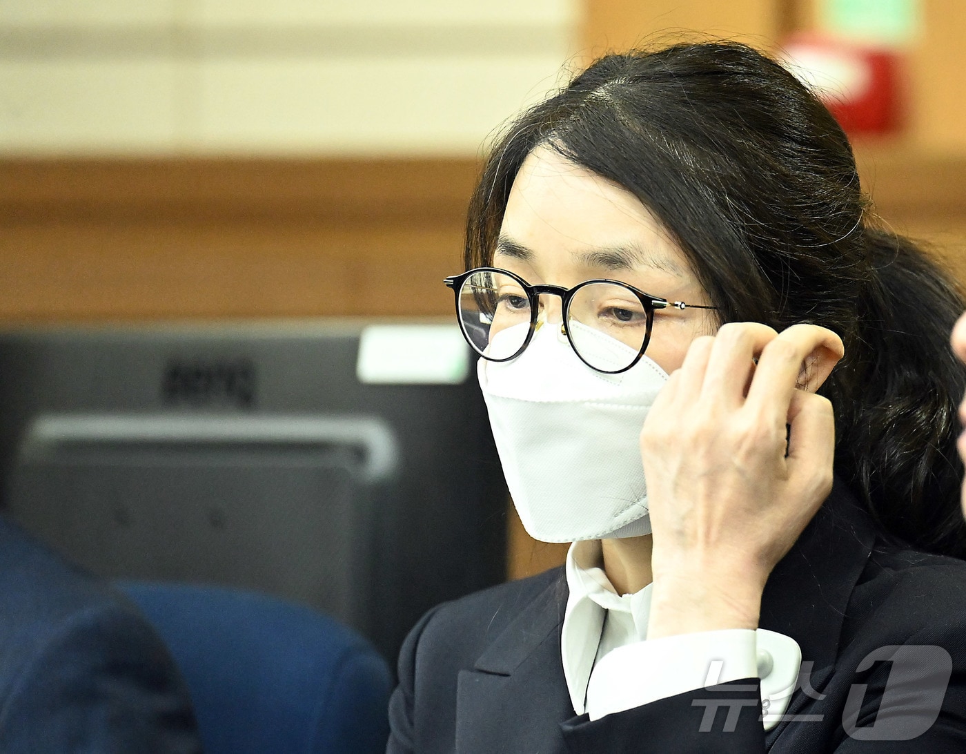 김건희 여사가 24일 서울 서초동 서울중앙지법에서 열린 김 여사의 특정범죄가중처벌법상 알선수재 및 자본시장법·정치자금법 위반 등 사건 첫 재판에 출석하고 있다. 2025.9.24/뉴스1 ⓒ News1 사진공동취재단