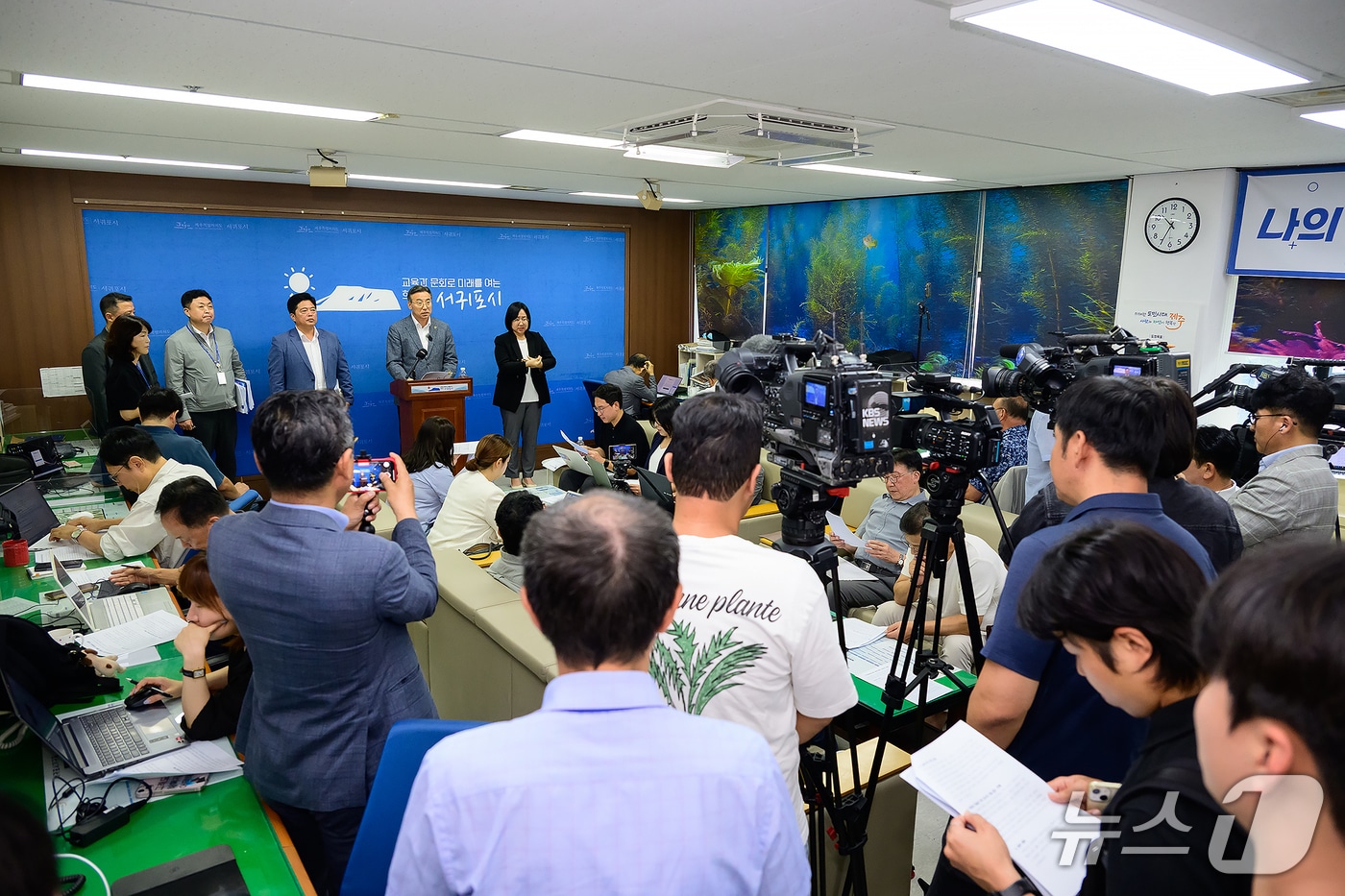  오순문 서귀포시장이 관광극장 철거 관련 입장을 밝히고 있다(서귀포시 제공)/뉴스1