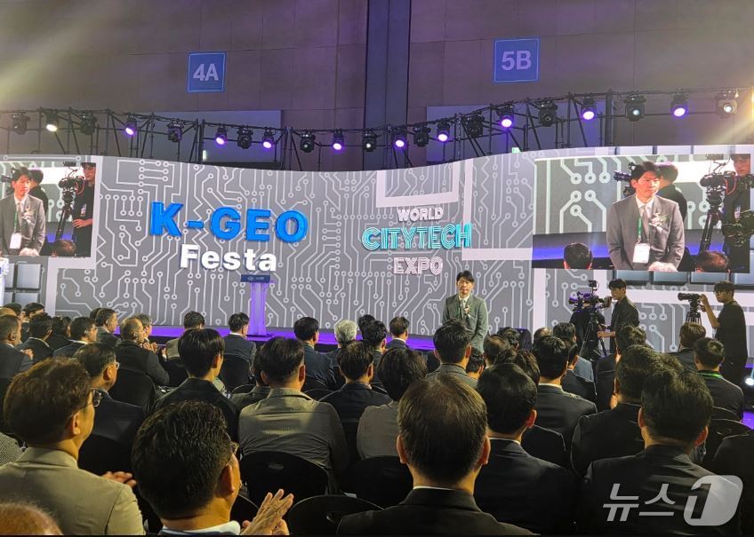 ‘2025 K-GEO Festa’ 개막식 행사에 참석하고 있는 손훈 국가철도공단 철도혁신연구원장(가운데). (국가철도공단 제공.재판매 및 DB금지)/뉴스1