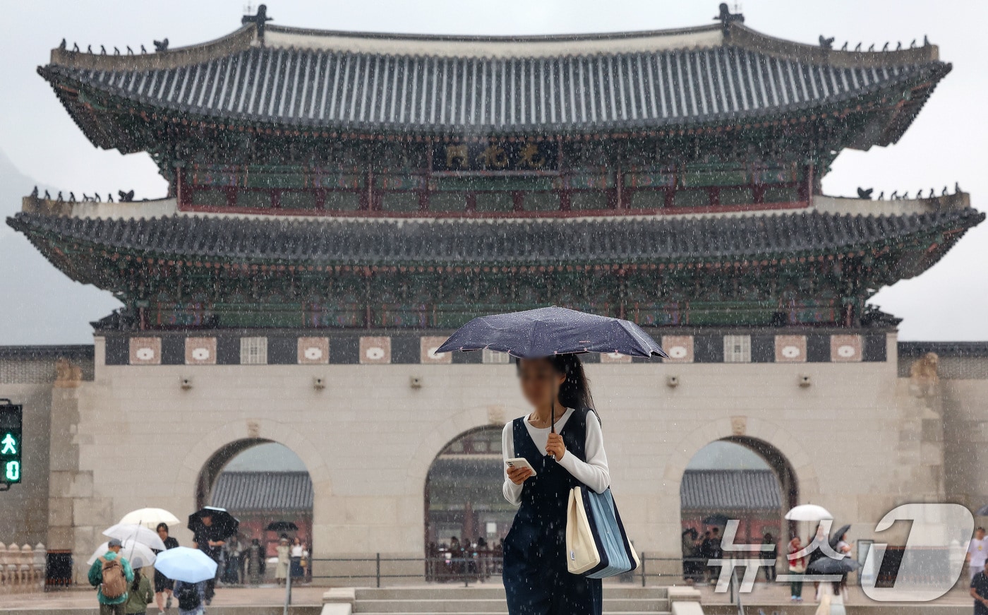 전국적으로 가을비가 내리는 24일 서울 종로구 광화문 앞에서 우산을 쓴 시민들이 발걸음을 옮기고 있다. 2025.9.24/뉴스1 ⓒ News1 이호윤 기자