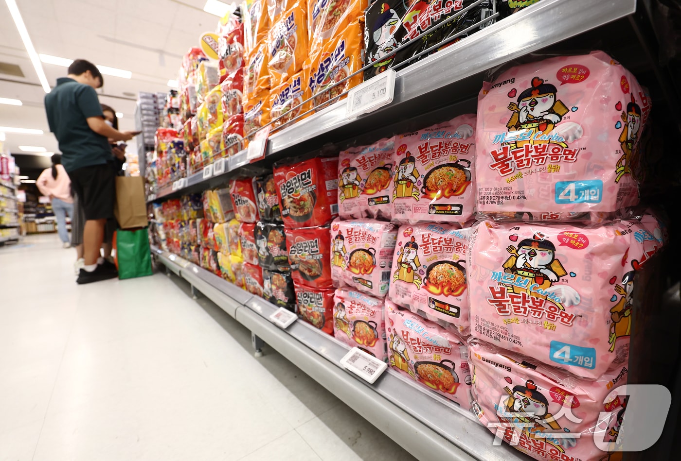 서울 시내의 대형마트에 진열된 불닭볶음면. /뉴스1 ⓒ News1