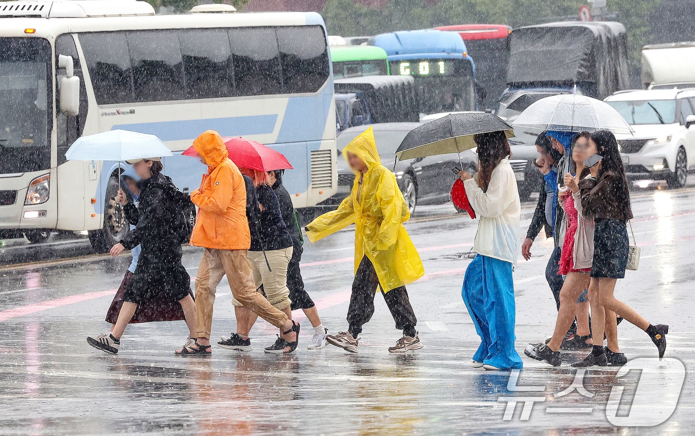 서울 종로구 광화문 앞 거리에서 관광객들이 우산을 쓰고 발걸음을 옮기고 있다. 2025.9.24/뉴스1 ⓒ News1 이호윤 기자