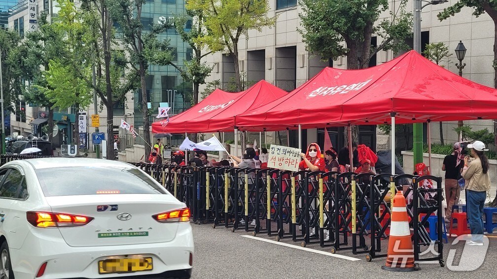 24일 서울 서초구 서울중앙지법 앞에서 열린 보수단체 신자유연대의 집회에서 한 참가자가 '김건희 여사님을 석방하라'는 피켓을 들고 있다.