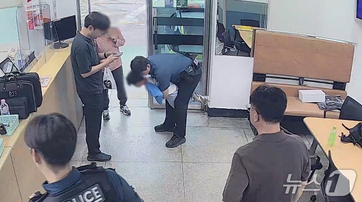 사탕을 먹다 기도가 막혀 호흡 곤란이 온 5살 아이 안고 하임리히법 실시하는 춘천경찰서 후평지구대 소속 김성준 경장.(춘천경찰서 제공, 재판매 및 DB금지)