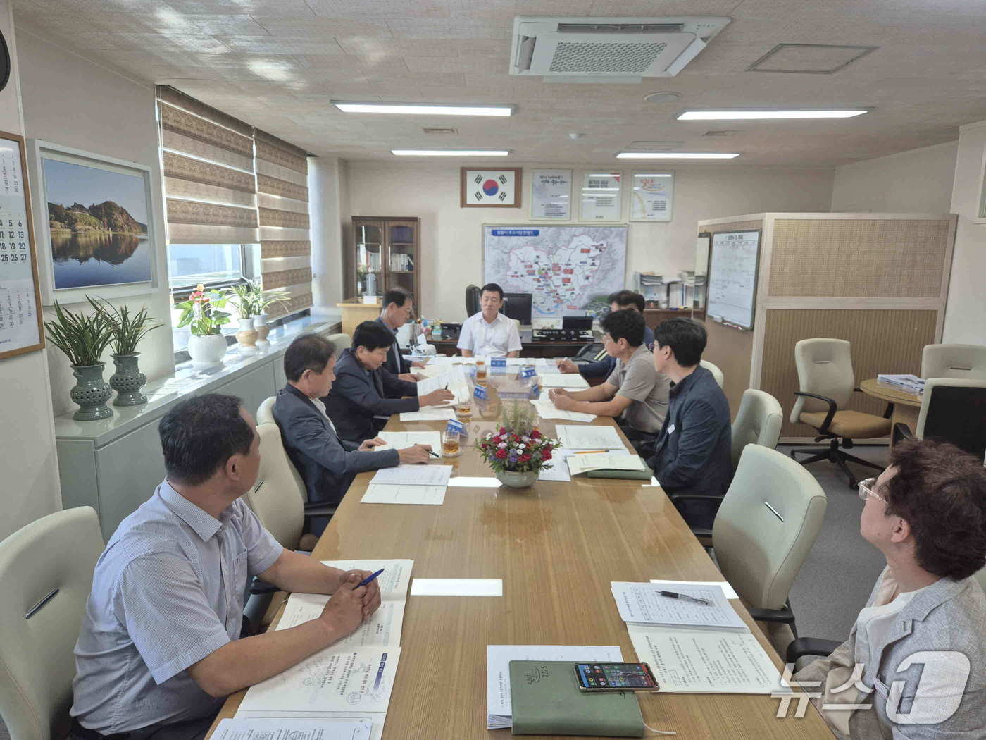 밀양시가 24일 부시장실에서 제1회 스포츠마케팅 추진위원회 회의를 열고 있다.(밀양시 제공. 재판매 및 DB금지)