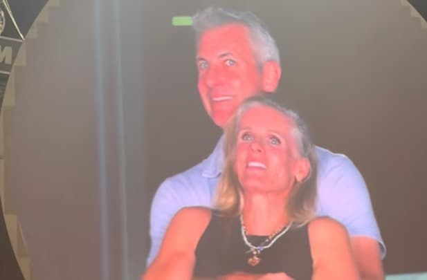 미국 테크기업 '아스트로노머'의 앤디 바이런 최고경영자(CEO)와 인사 담당 최고책임자인 크리스틴 캐벗이 콘서트장에서 포옹하는 모습. <출처=엑스(X)>