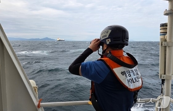 지난 18일 오후 3시 22분쯤 부산 가덕도 동두말 남방 약 11㎞ 해상에서 300톤급 어획물 운반선에 승선한 선원이 추락해 해경이 수색하고 있다.(창원해경 제공. 재판매 및 DB금지)