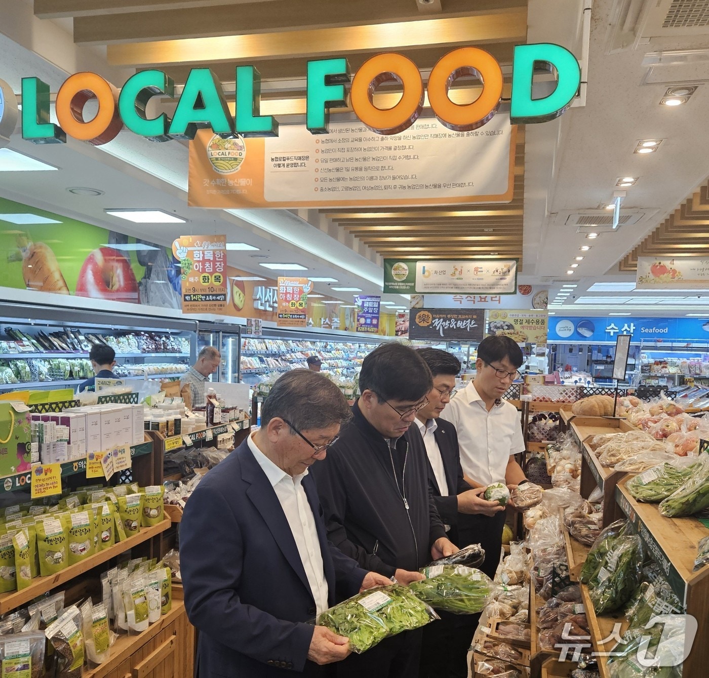 전북농협이 추석 명절을 앞두고 농산물 수급 안정과 식품안전 강화를 위해 익산원예농협 산지유통센터와 하나로마트를 방문해 현장 안전점검을 실시하고 있다.(전북농협 제공. 재판매 및 DB 금지)