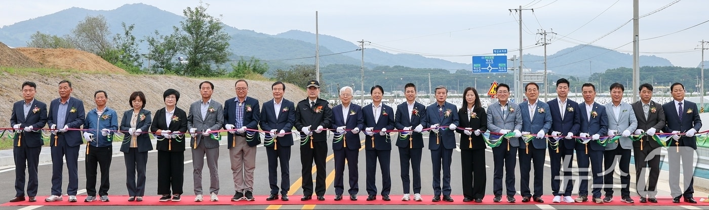24일 열린 성주2일반산업단지와 국도 33호선을 연결하는 도로 개통식에서 이병환 성주군수가 내빈들과 테이프 컷팅을 하고 있다.&#40;성주군 제공. 재판매 및 DB금지&#41;/뉴스1