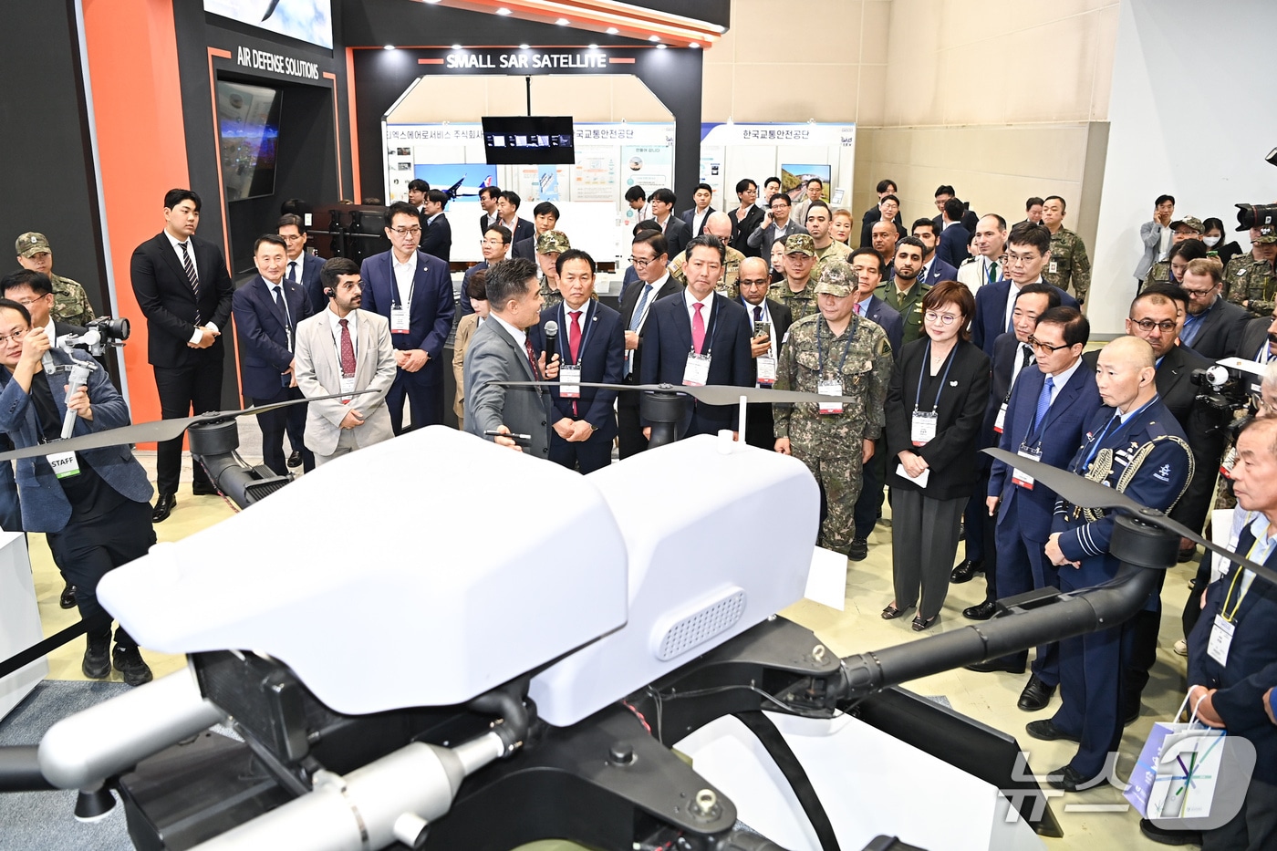 김장호 구미시장이 24일 개막된 '2025 항공 방위 물류박람회(GADLEX)' 행사장을 둘러보고 있다.(구미시 제공. 재판매 및 DB금지)/뉴스1