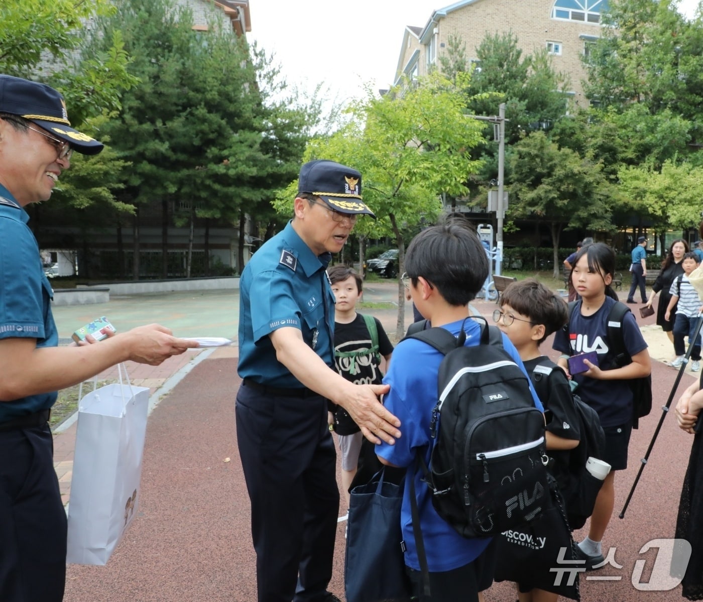 24일 김철문 청장이 전주 문학초등학교를 찾아 등하굣길 안전 점검에 나섰다.(전북경찰 제공. 재판매 및 DB 금지)