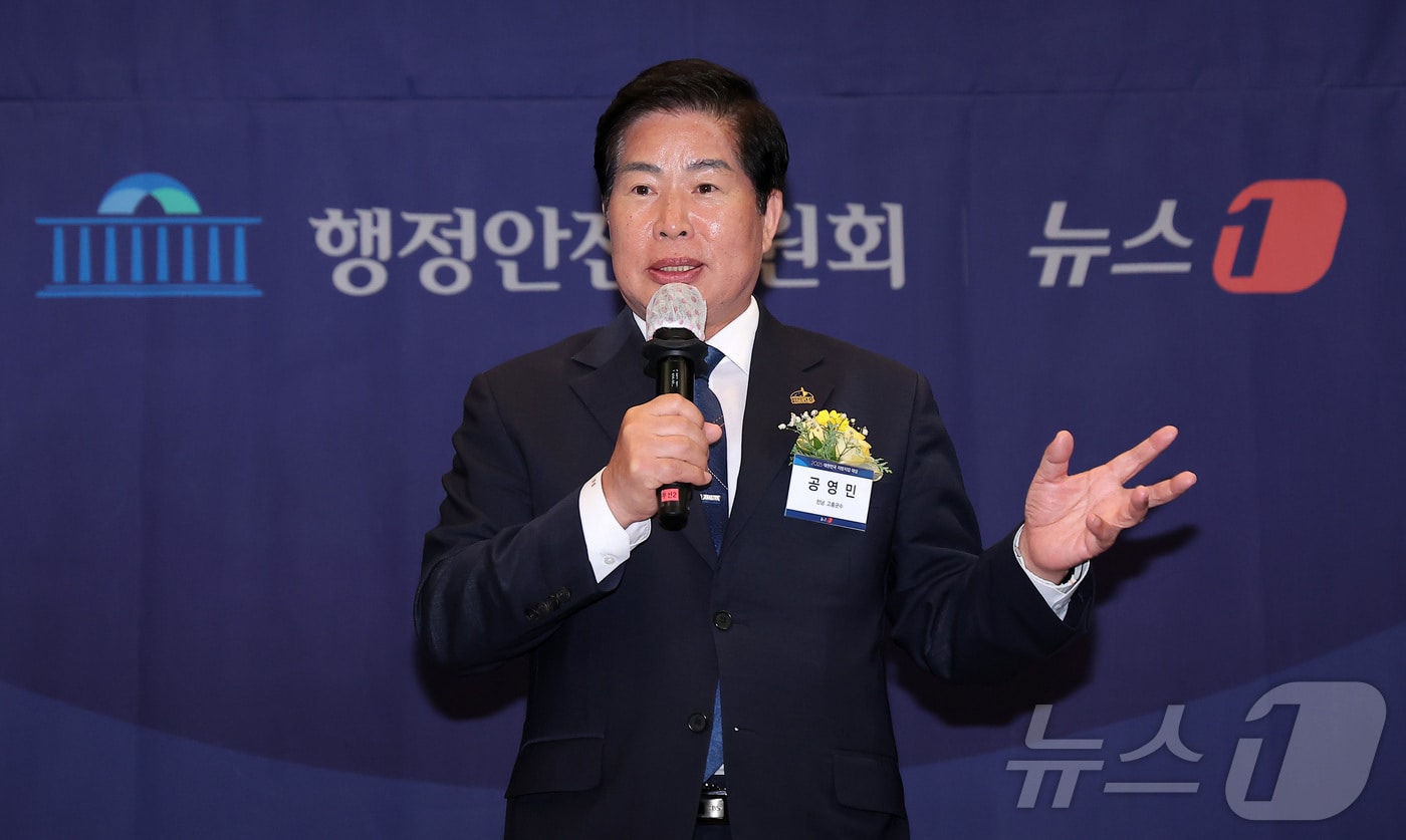 공영민 고흥군수가 24일 서울 중구 프레스센터에서 열린 '2025 대한민국 지방지킴 대상' 시상식에서 인프라개선 대상을 수상한 후 소감을 말하고 있다. 2025.9.24/뉴스1 ⓒ News1 김성진 기자
