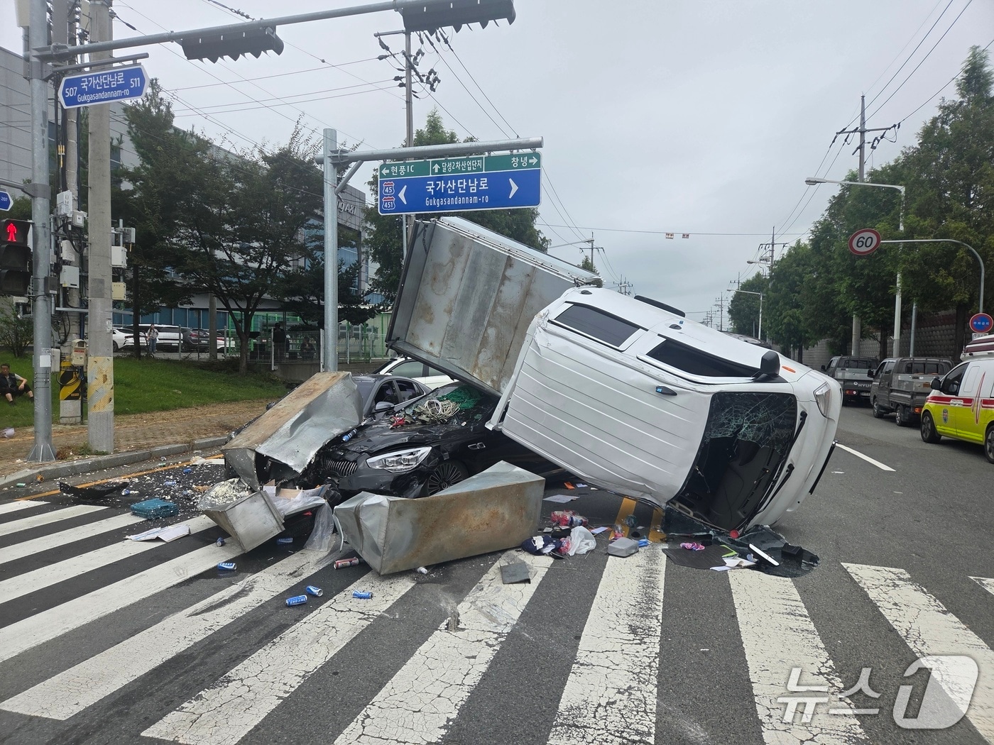 24일 오전 11시51분쯤 대구 달성군 구지면의 한 교차로에서 1톤 포터 트럭이 4.5톤 화물트럭 들이받혀 전복됐다.(대구소방안전본부 제공. 재판매 및 DB금지)