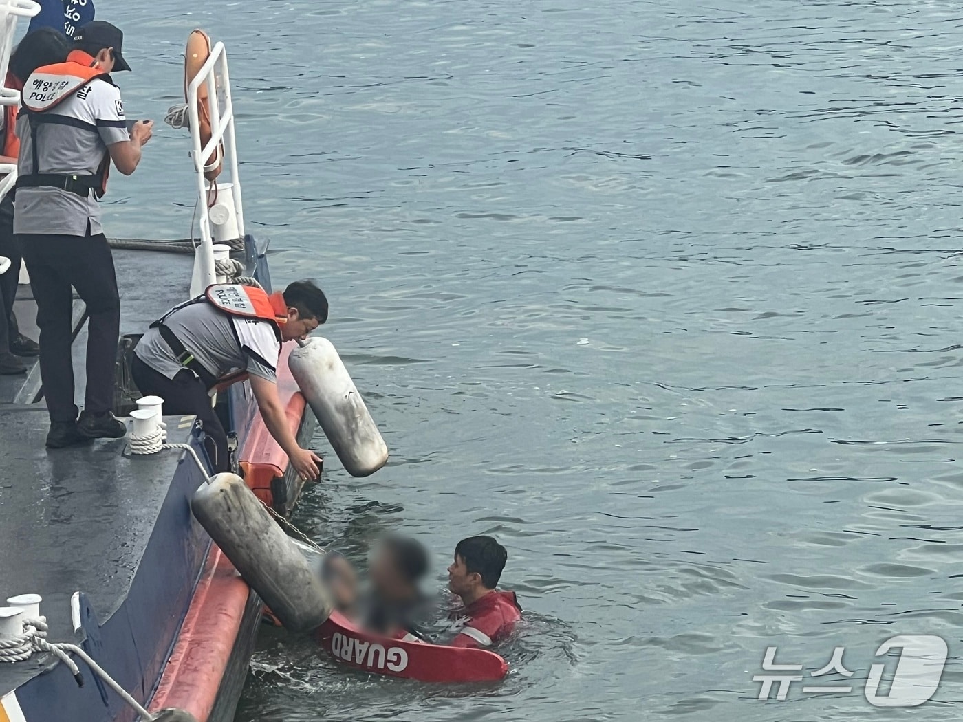 여수해경이 24일 오후 여수 국동항에서 물에 빠진 시민을 구조하고 있다.(여수해경 제공. 재판매 및 DB 금지)