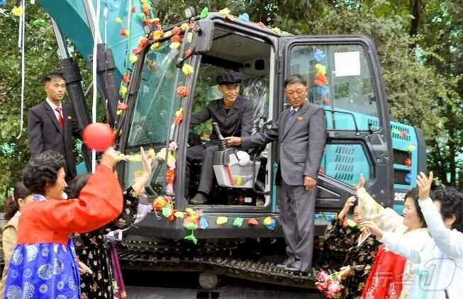 &#40;평양 노동신문=뉴스1&#41; = 북한 노동당 기관지 노동신문은 25일 김정은 당 총비서가 양강도의 농촌 건설에 필요한 굴착기들을 보냈다고 선전했다. [국내에서만 사용가능. 재배포 금지. DB 금지. For Use Only in the Republic of Korea. Redistribution Prohibited] rodongphoto@news1.kr