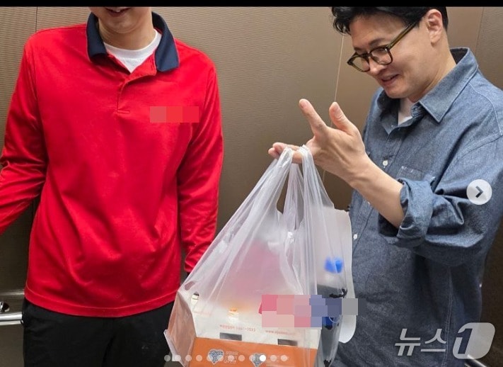 힌동훈 전 국민의힘 대표가 지난 23일 밤 경남 진주의 한 치킨 체인점에서 치킨 배달일을 돕고 있는 모습. 한 전 대표는 자영업의 어려움을 다시금 알게 됐다며 관련 글과 사진을 자신의 SNS에 올렸다. (SNS 갈무리) ⓒ 뉴스1