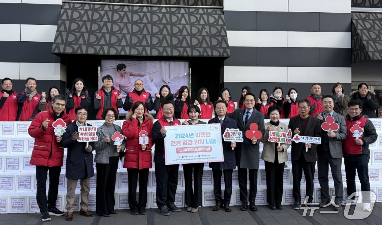 대구·경북 이랜드리테일은 26~28일 '1회 동아쇼핑점과 함께하는 염매시장 동행축제'를 진행한다. 사진은 지난해 열린 '사랑의 김장 나눔봉사'에 참가한 직원들의 모습.(이랜드리테일 제공. 재판매 및 DB 금지)