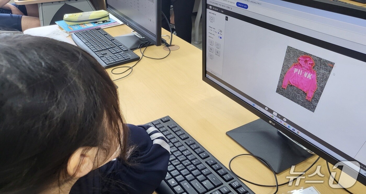 장애학생 채용맞춤형 훈련 지원 장면.(부산시교육청 제공. 재판매 및 DB금지)