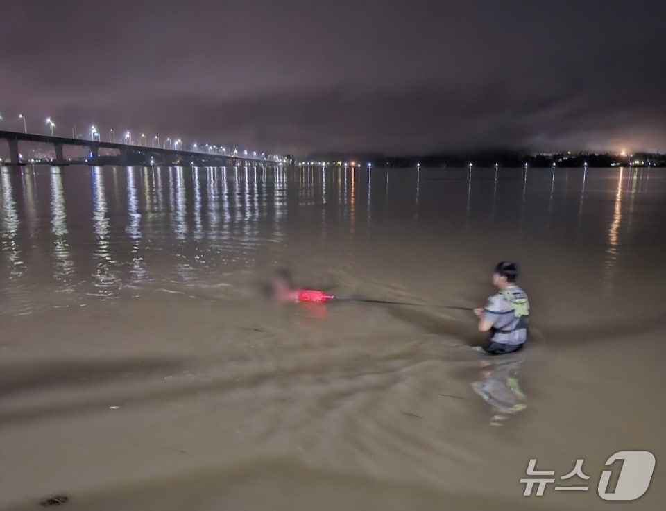 군산해경이 레스큐튜브를 이용해서 익수자를 구하고 있다.(군산해경 제공. 재판매 및 DB금지)