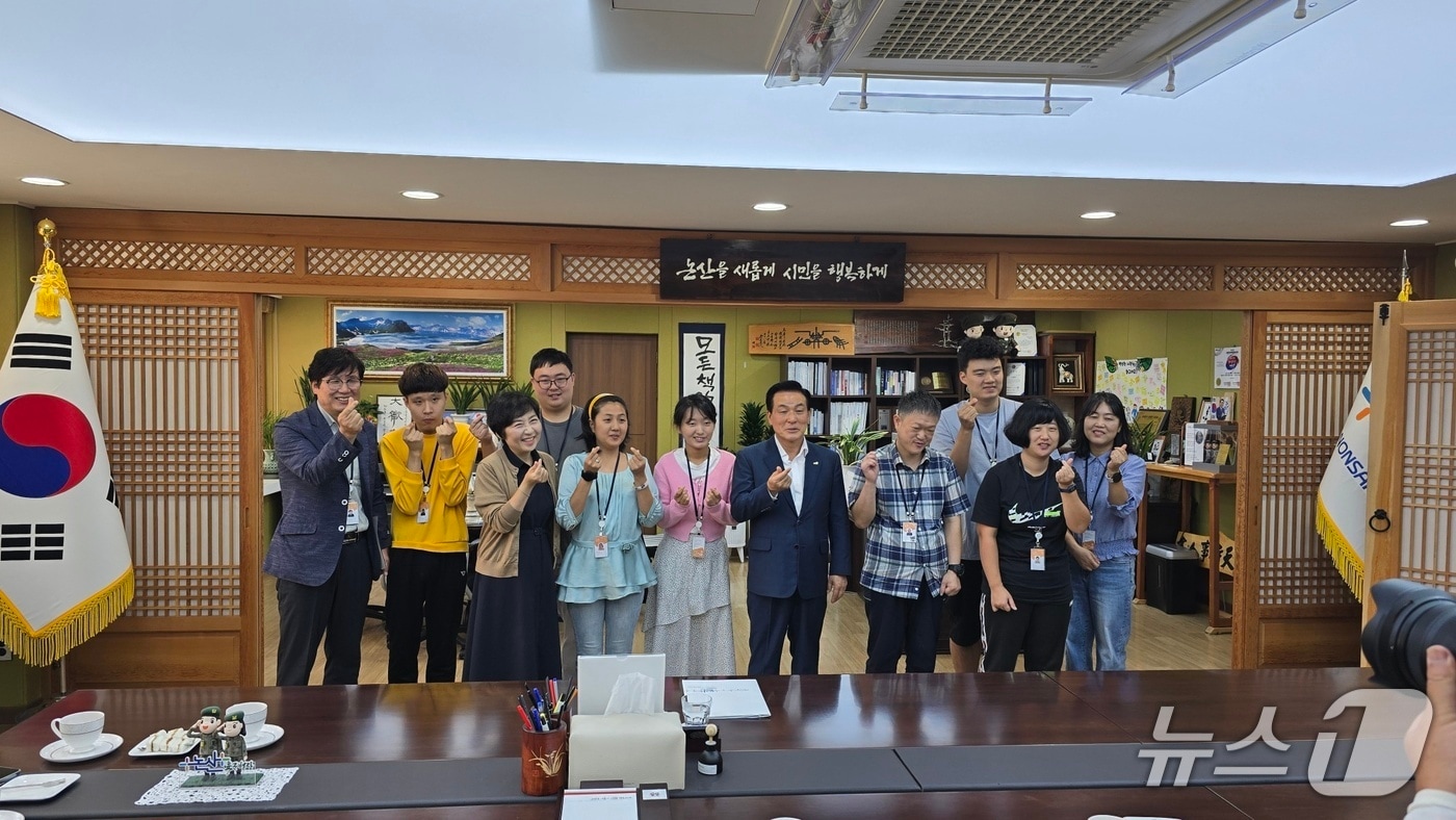 발그래일터 근로자 접견 단체사진(논산시 제공.재판매 및 DB금지)/뉴스1