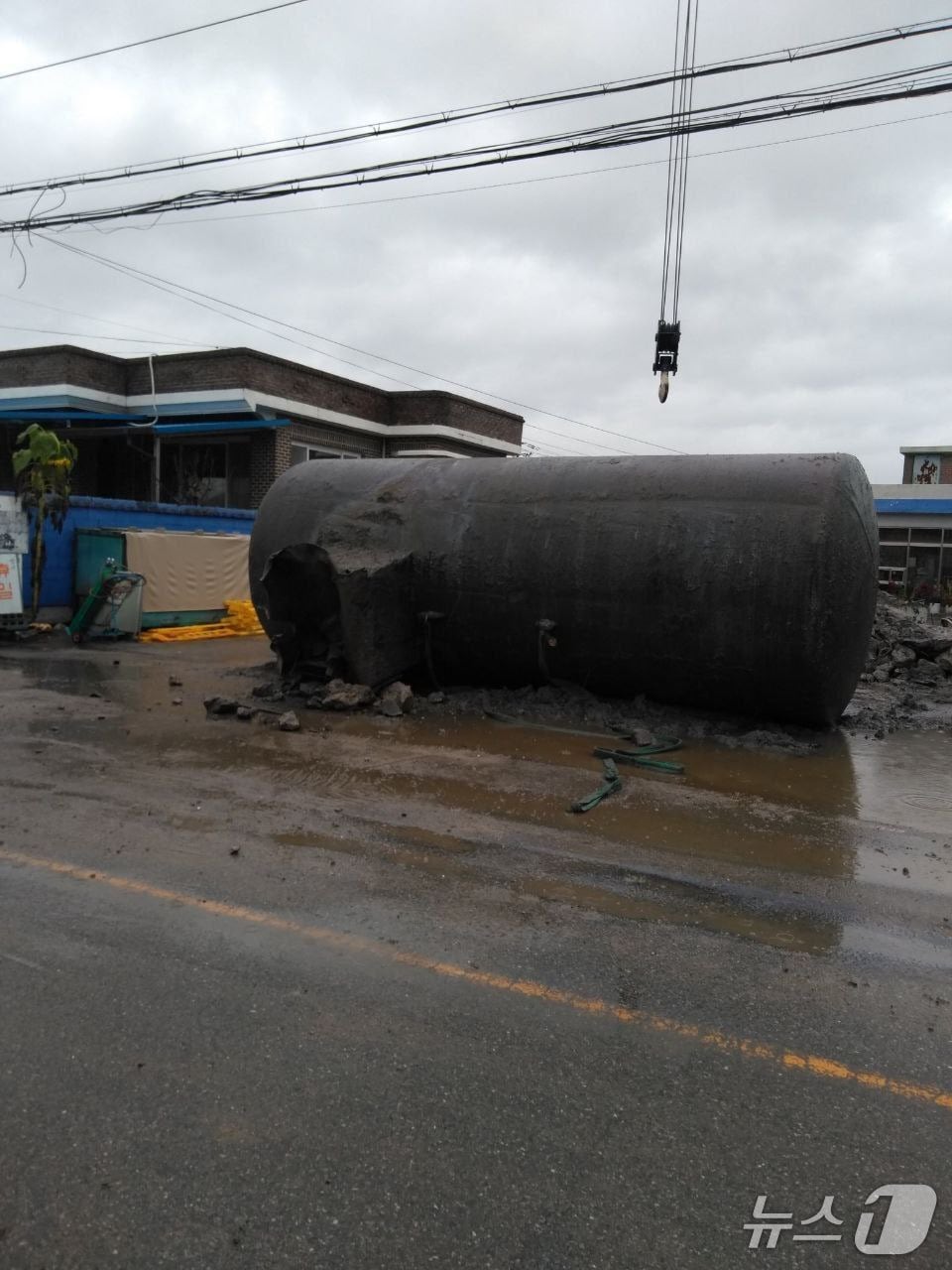 폭발한 경유저장탱크 (경기도북부소방재난본부 제공. 재판매 및 DB금지)