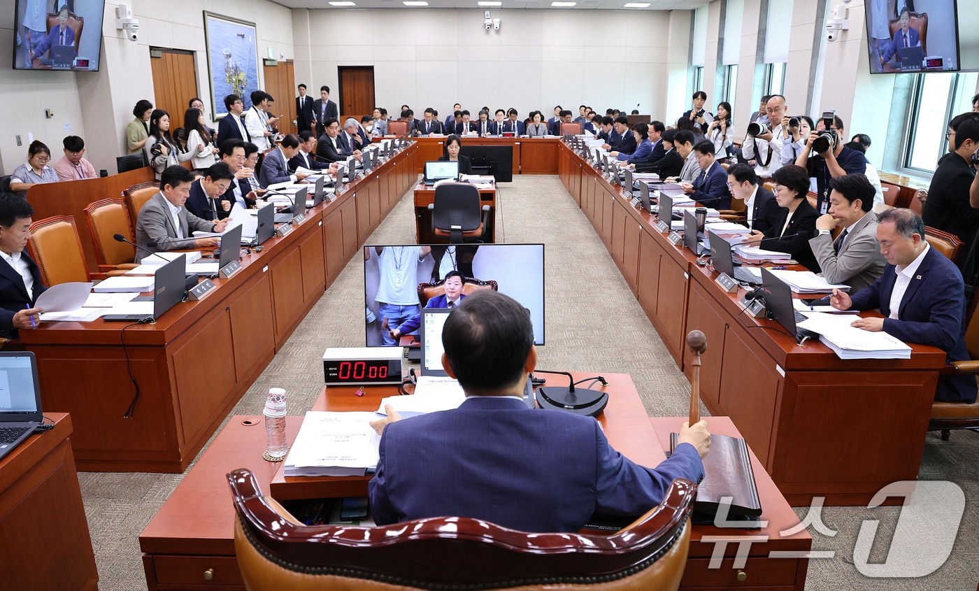 이철규 국회 산업통상자원중소벤처기업위원회 위원장이 25일 서울 여의도 국회에서 열린 산업통상자원중소벤처기업위원회 전체회의에서 의사봉을 두드리고 있다. 2025.9.25/뉴스1 ⓒ News1 신웅수 기자