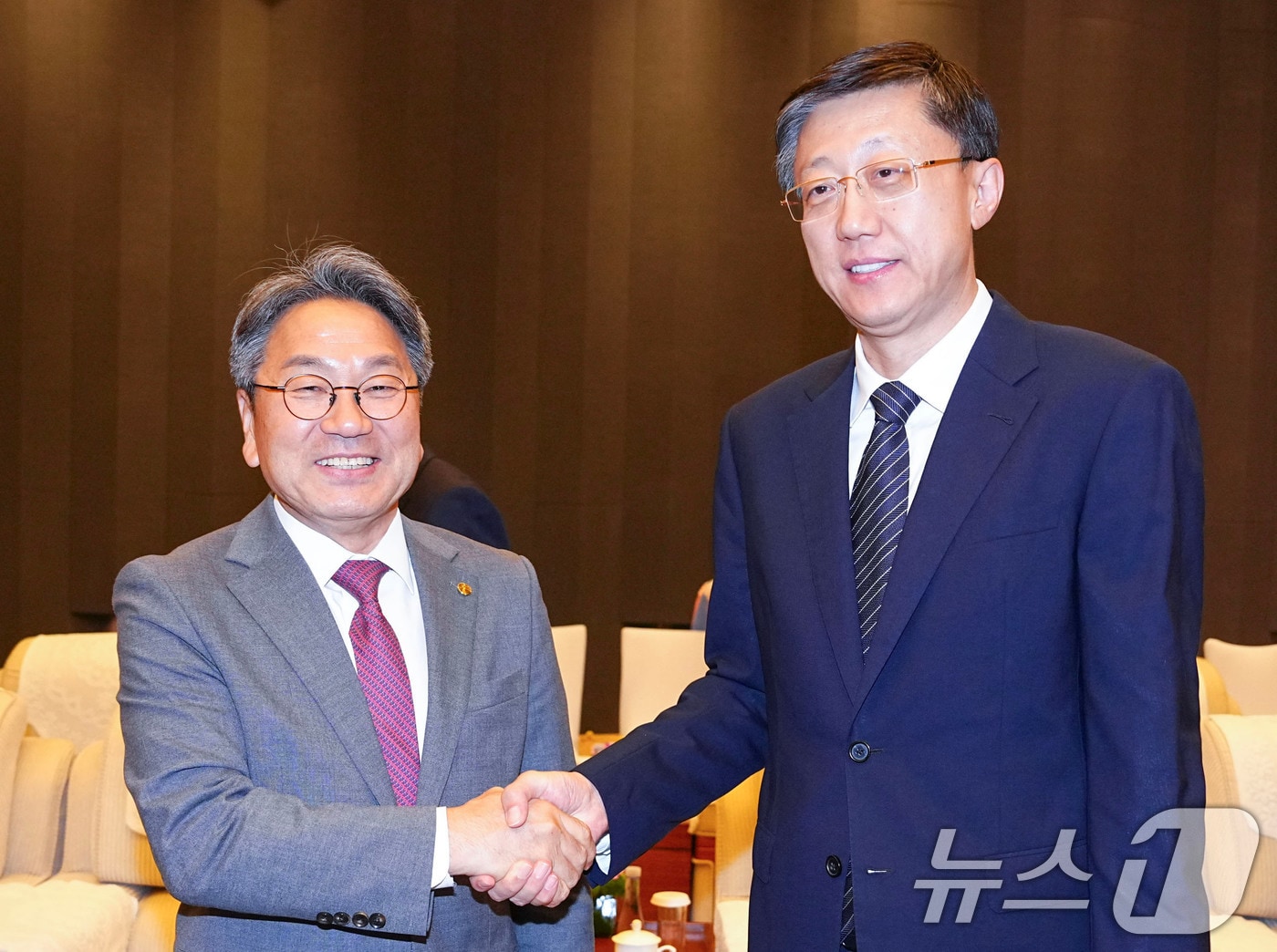 강기정 광주시장이 24일 오후 중국 저장성 항저우시 인터콘티넨탈 호텔에서 열린 제3회 글로벌 디지털 무역박람회 참가 주요 외빈 만찬에 참여해 야오가오위안 항저우시 시장과 환담을 하고 있다.&#40;광주시 제공. 재판매 및 DB 금지&#41; 2025.9.25/뉴스1 