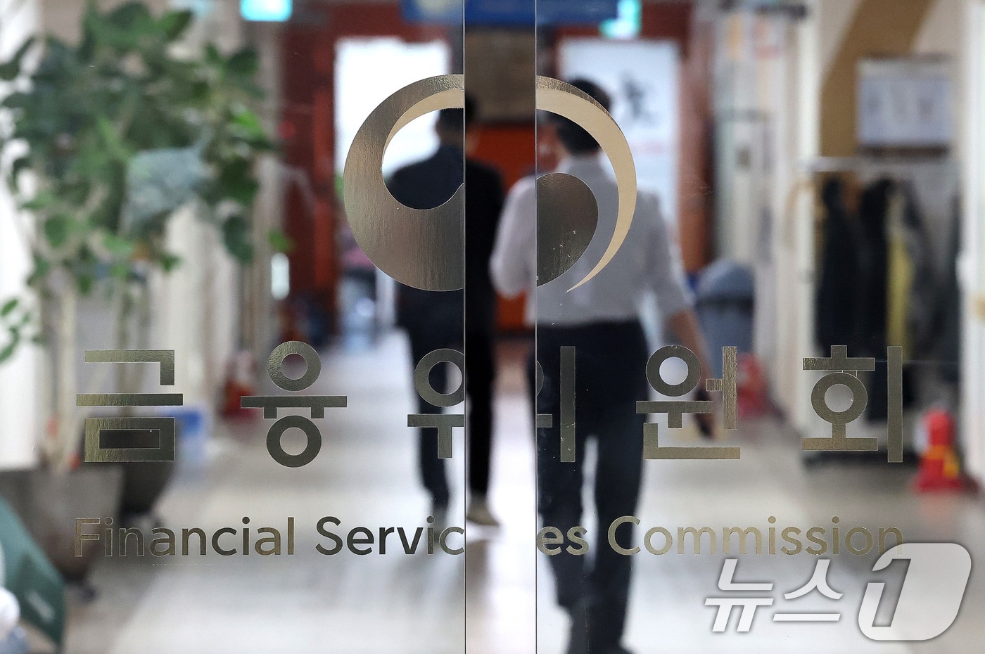 월 1억 버는 고소득자도 빚탕감?…금융위 