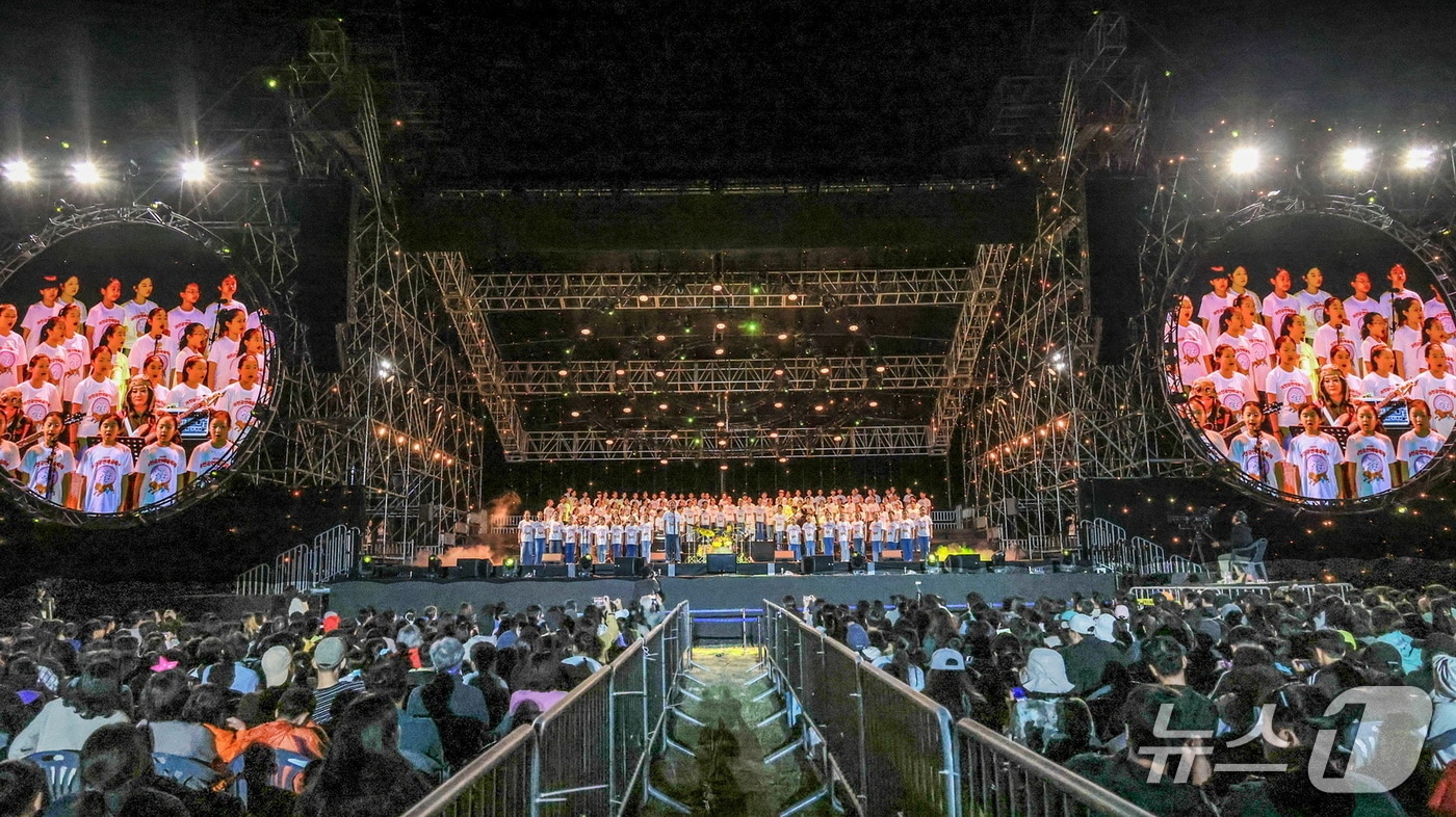 과천공연예술축제 무대에 선 과천.군포.안양 시립소년소녀합창단.(과천시 제공)