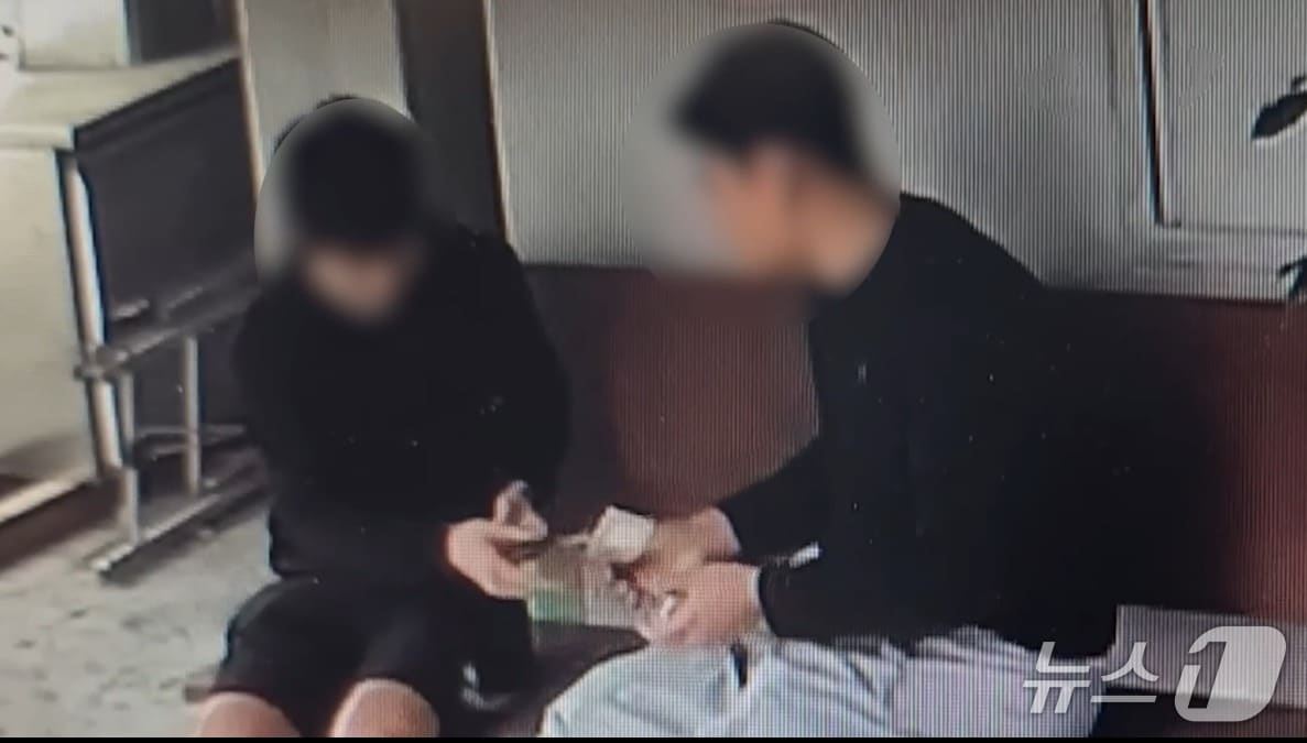훔친 돈을 나누는 10대들(대전경찰청 제공) /뉴스1