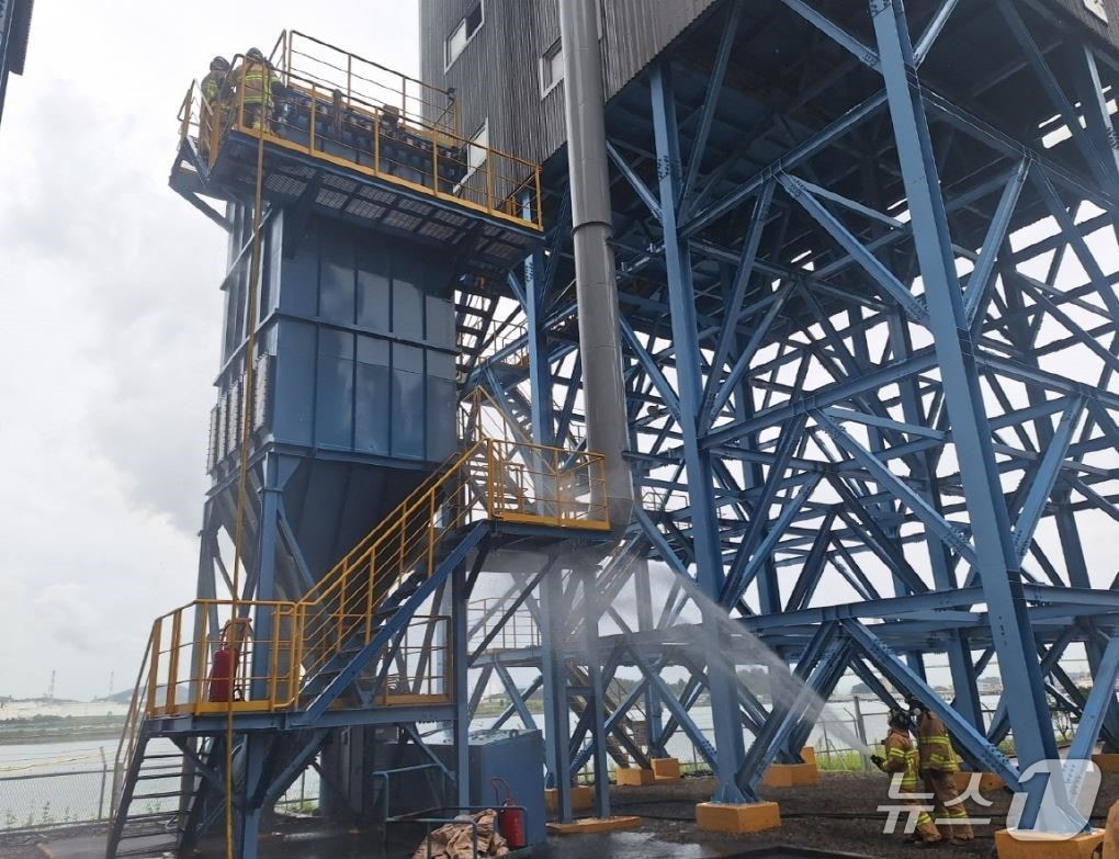 25일 낮 12시 26분쯤 전남 여수시 낙포동 석탄출하장 내 집진기에서 불이 나 소방당국이 진화하고 있다.(전남소방본부 제공. 재판매 및 DB 금지)