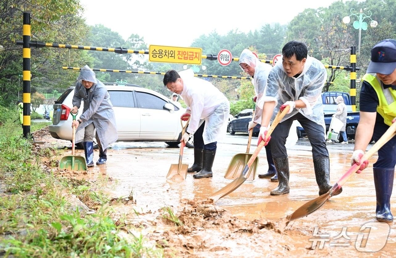 '대한민국 새단장' 대청소 캠페인 모습.(중구 제공. 재판매 및 DB금지)/뉴스1