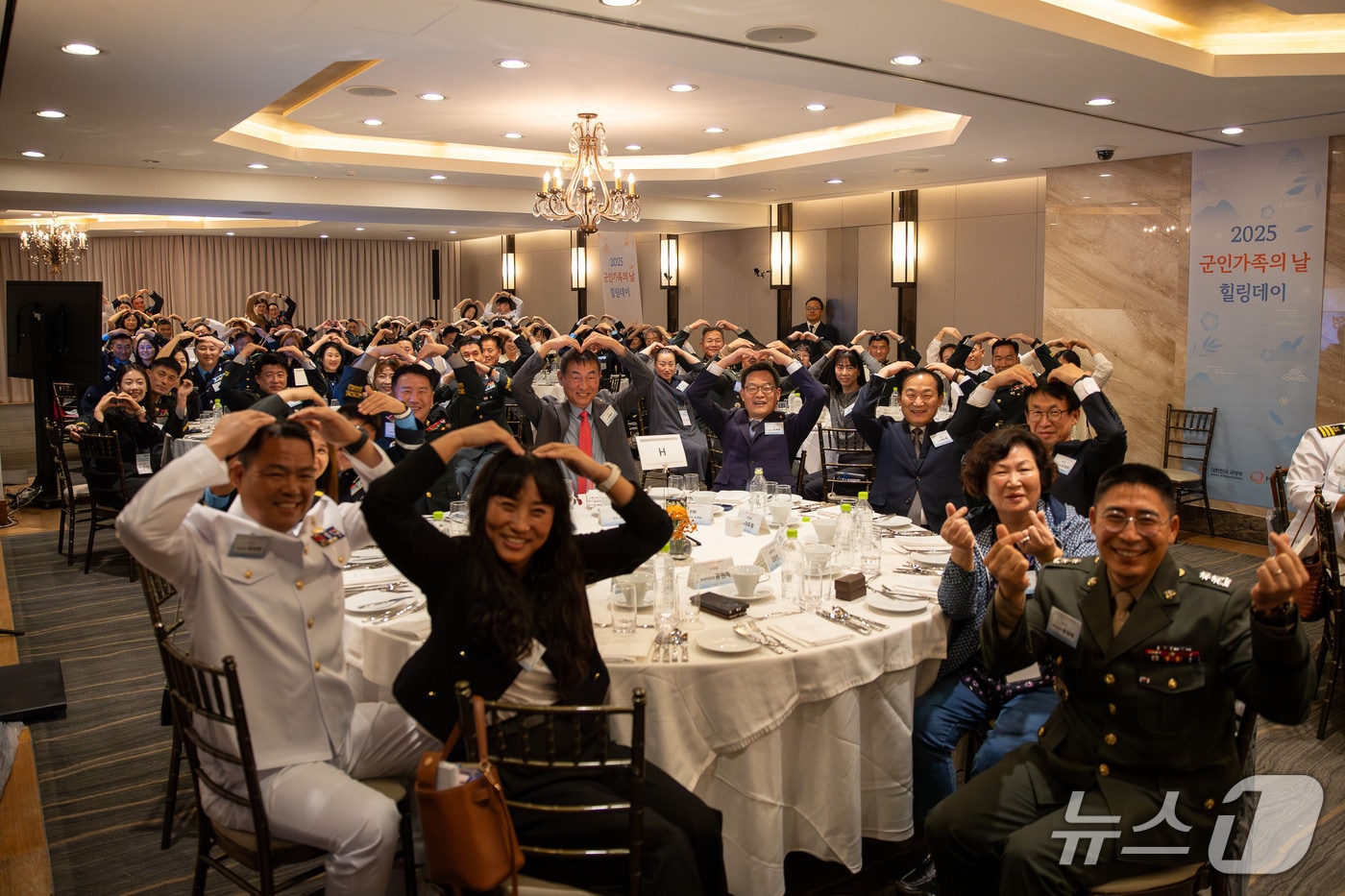 한화 방산 3사와 국방부가 군인가족의 날 힐링데이 행사에서 국군모범용사상을 받은 장병과 가족 120여 명 등이 기념촬영하고 있다(한화에어로스페이스 제공)