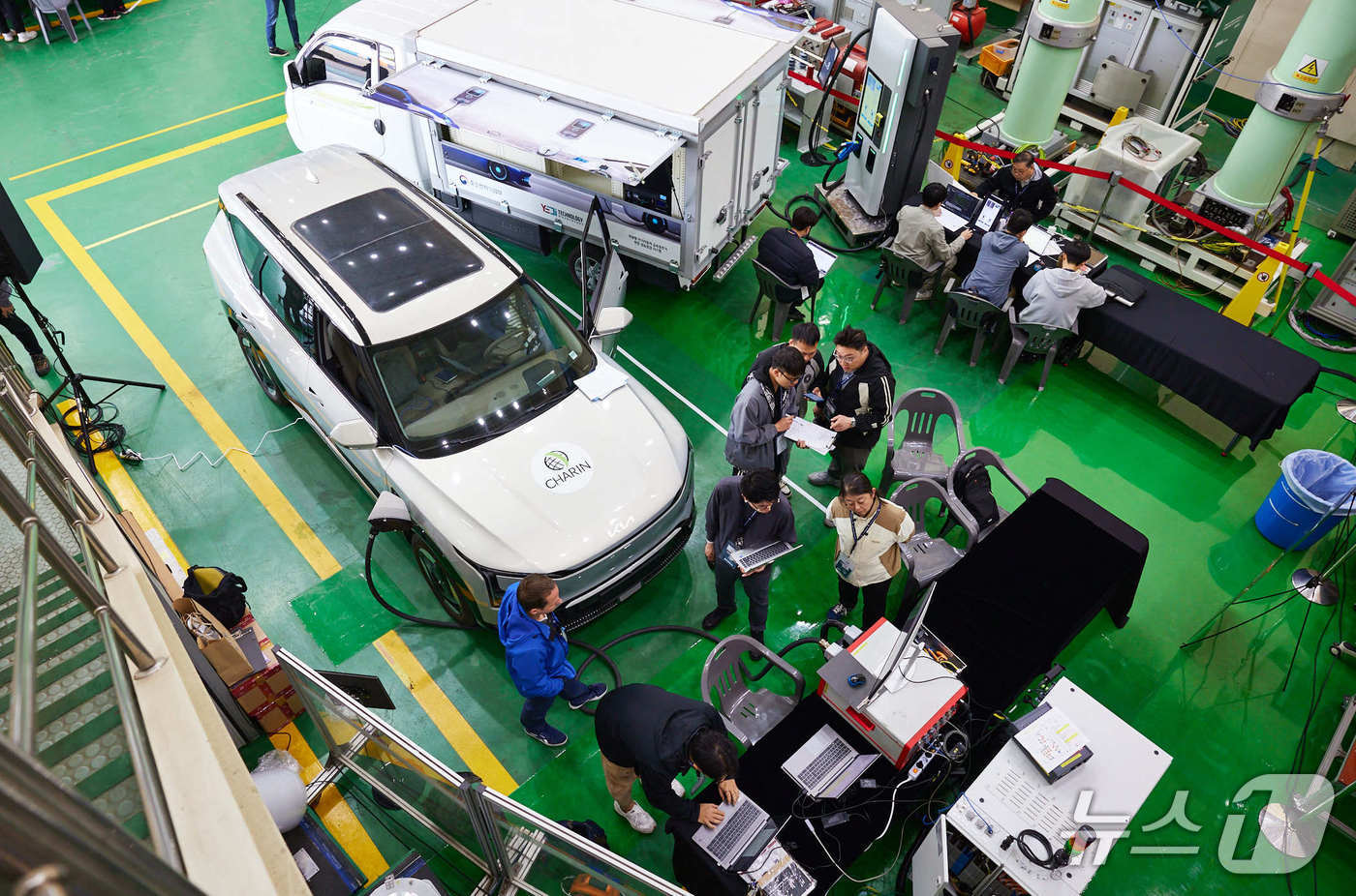 전기연 연구원들이 기업 관계자들과 함께 전기차와 충전기를 교차해 상호운용성을 시험하고 있다.(전기연 제공. 재판매 및 DB금지)
