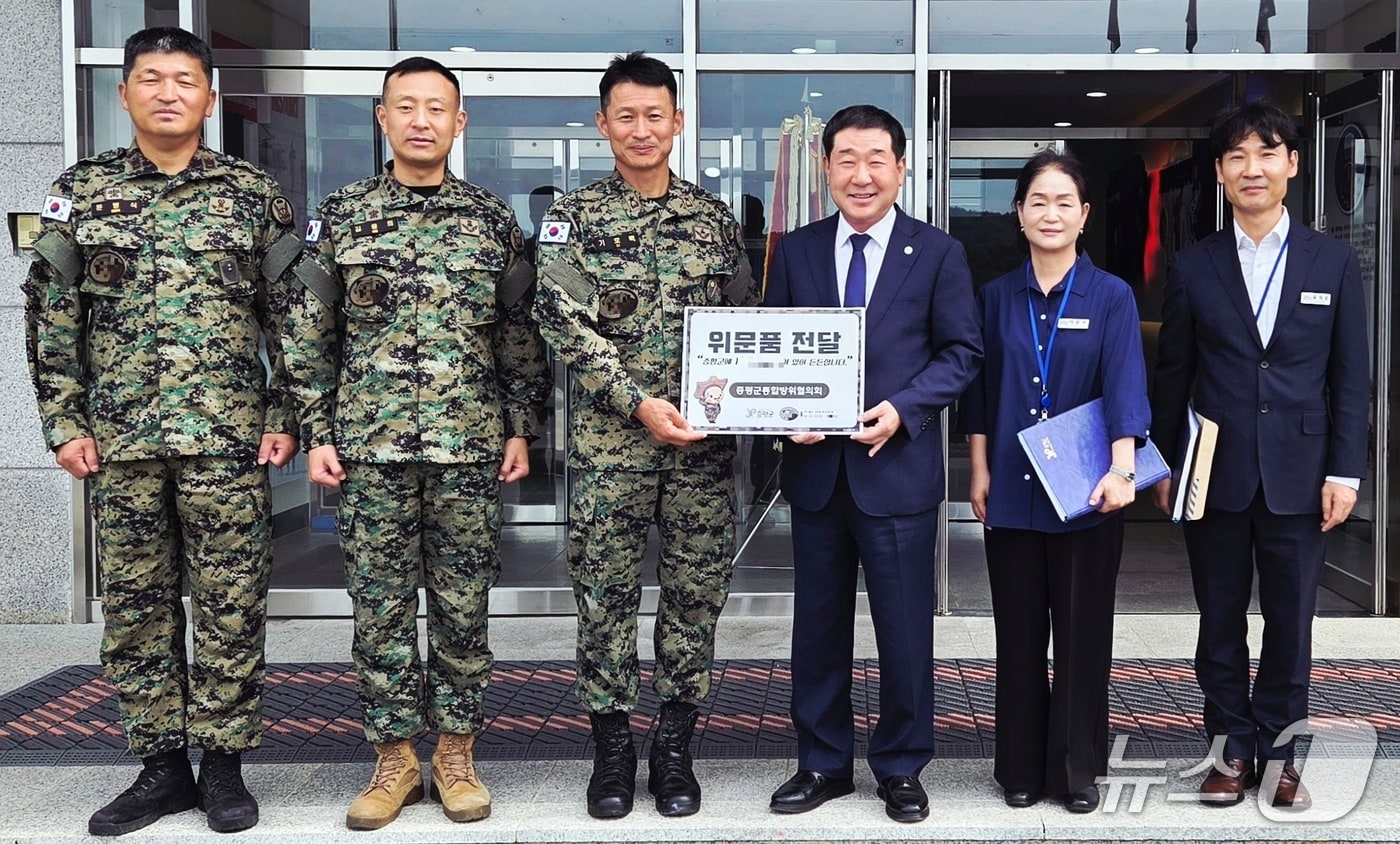 이재영 충북 증평군수가 군부대를 방문해 군 장병들을 위로 격려한 뒤 기념촬영을 하고 있다.(증평군 제공, 재판매 및 DB금지)/뉴스1