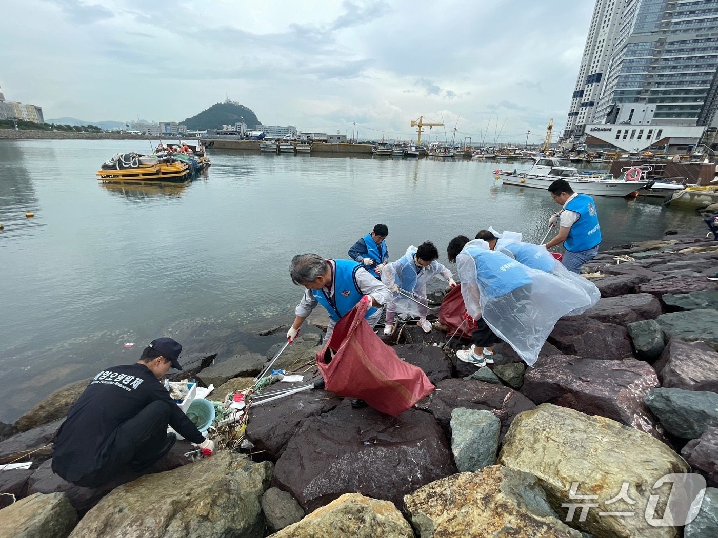 남해해경청 관계자 등이 플로깅 활동을 펼치고 있다.(남해해경청 제공. 재판매 및 DB금지)