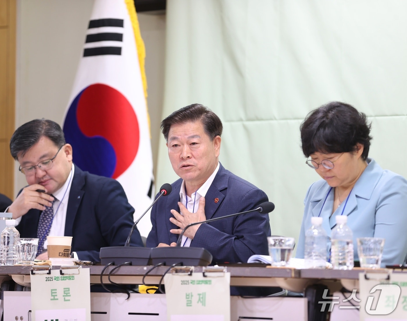 박승원 광명시장(가운데)이 국회예산정책처 주관 '2025 국회 입법박람회'에서 발언하고 있다.(광명시 제공)